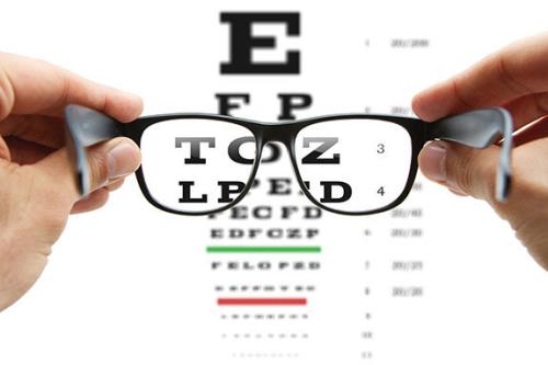 اجبار چشم پزشکان به دریافت مجوز از اتحادیه عینک فروشان