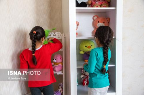 چالش گریه کودک مقابل مغازه ها برای خریدن اسباب بازی