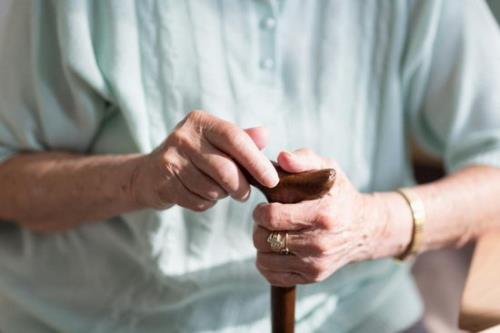 تأثیر انزوای اجتماعی بر زندگی دوران سالمندی