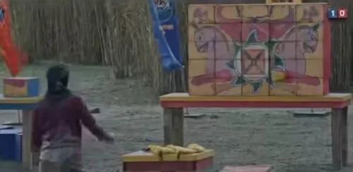 پرتاب سنگ به تاریخ ایران نمایشی از ویران سازی ایران