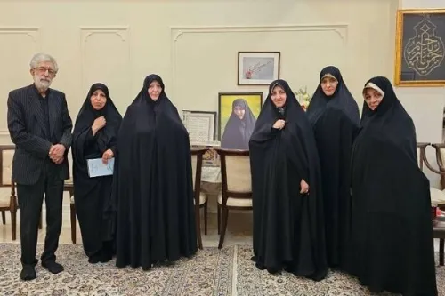 دیدار معاون رئیس دولت با خانواده شهیده زهرا حداد عادل